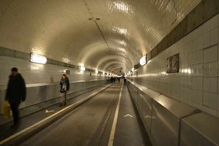 Interior del túnel del Elba de la ciudad de Hamburgo